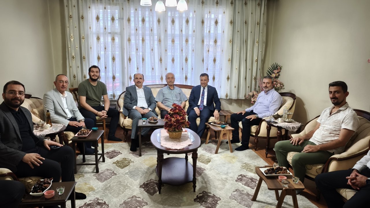 Hac ibadetini yerine getiren vatandaşlarla bir araya geldiler