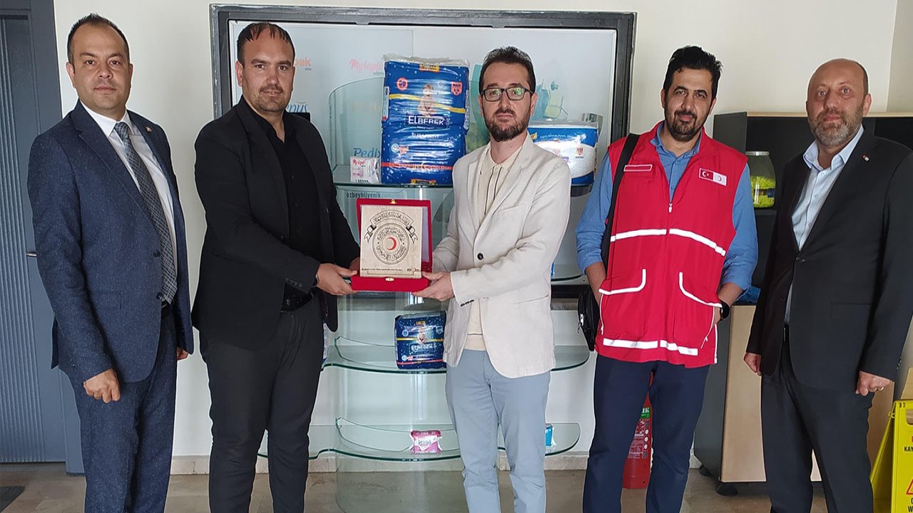 Kızılay’dan Özbey Hijyenik’e plaket!