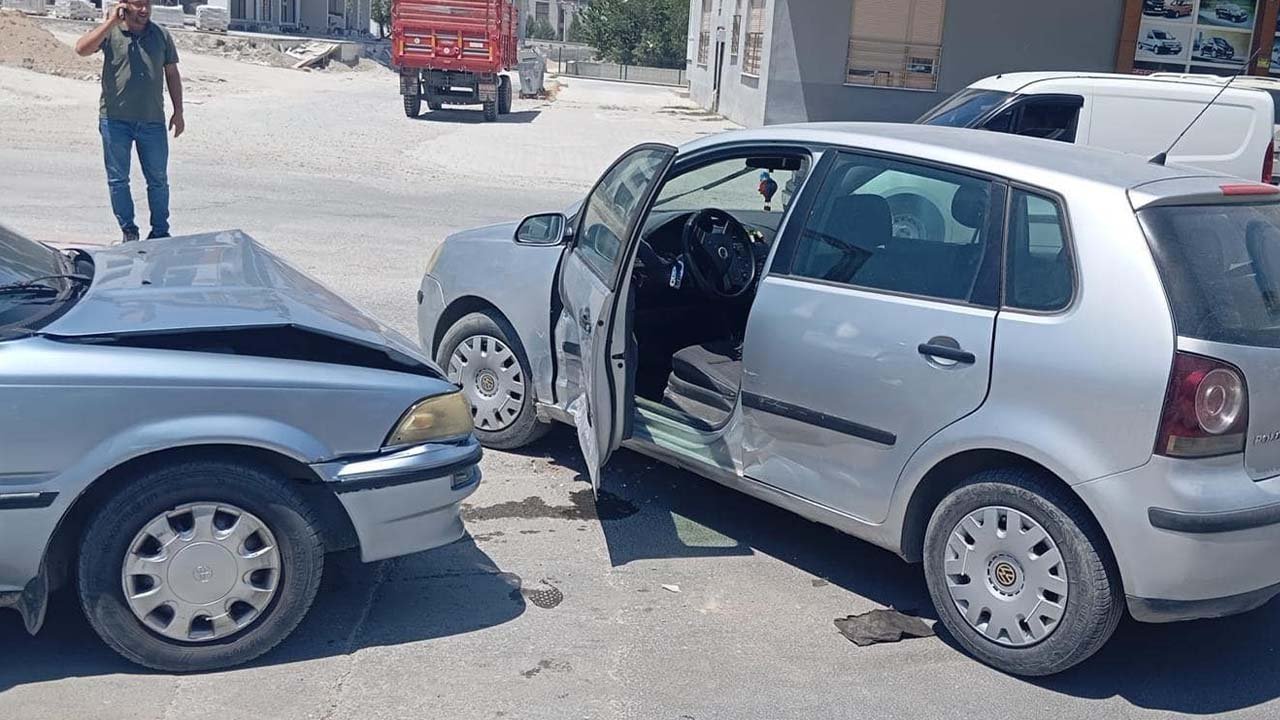 Konya'da kaza: Otomobiller çarpıştı 6 kişi yaralandı