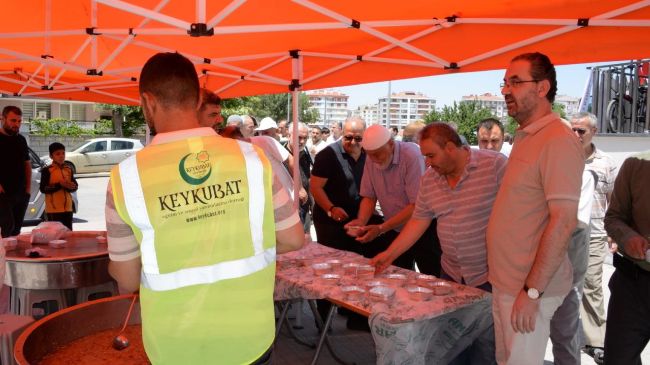 Keykubat Derneği'nden aşure ikramı