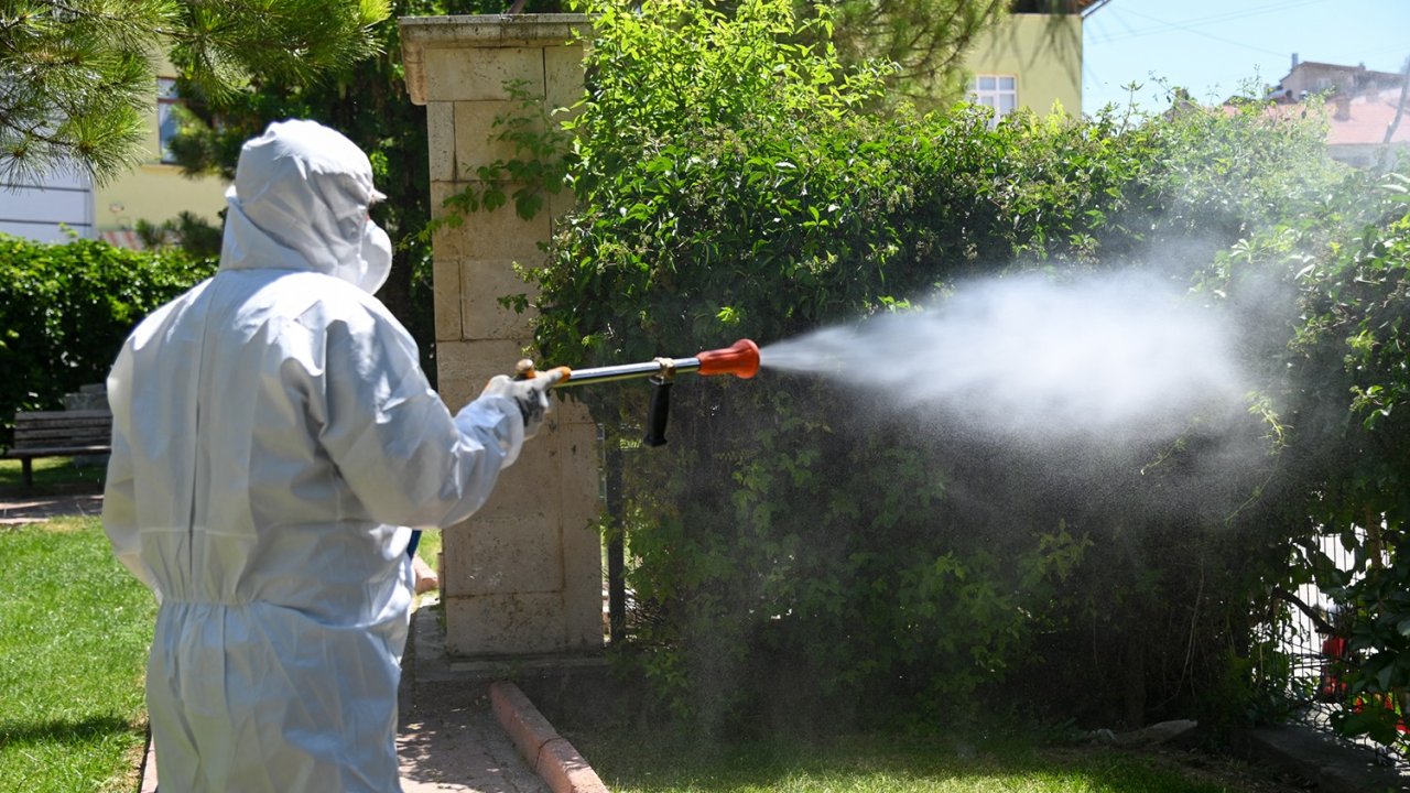 Selçuklu'da yeşil alanlarda ilaçlama çalışmaları dış mahallelerde de devam ediyor