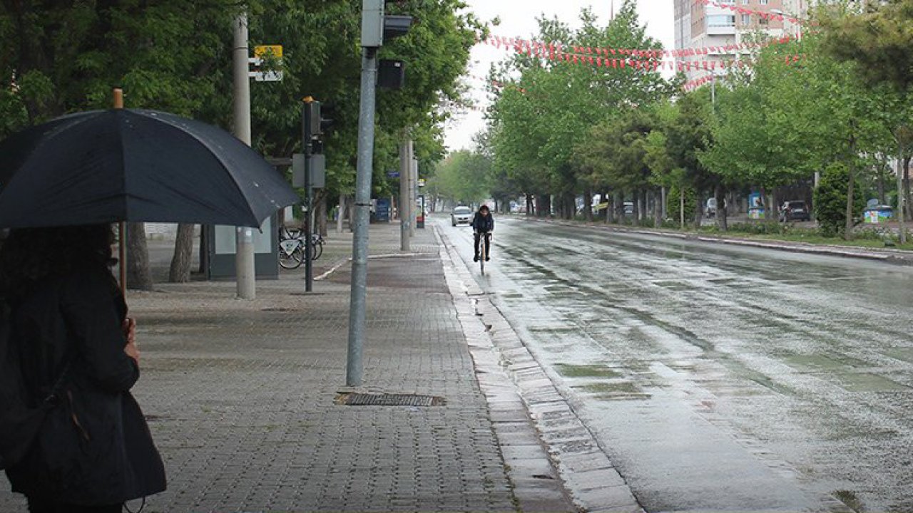 Sıra dışı yaz tablosu: Kentte gök gürültüsü ve yoğun yağış alarmı