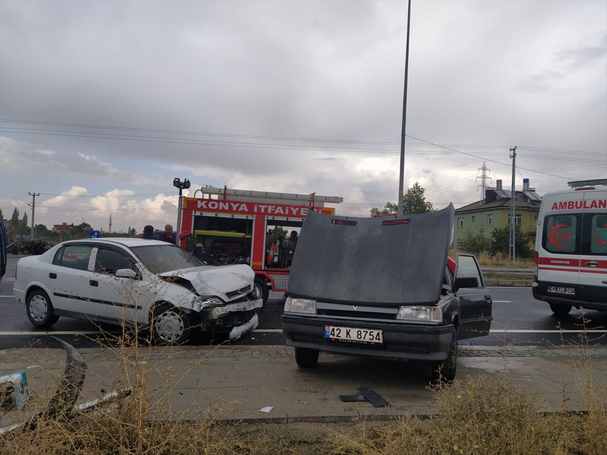 Konya'da iki otomobilin çarpıştığı kazada 3 kişi yaralandı