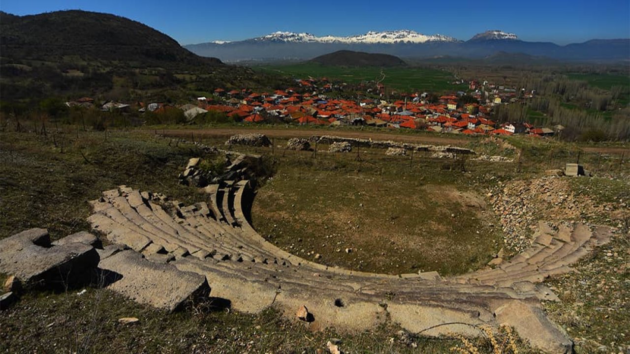 Vasada antik kenti: Konya’da sessizce yükselen 3 bin kişilik roma tiyatrosu!