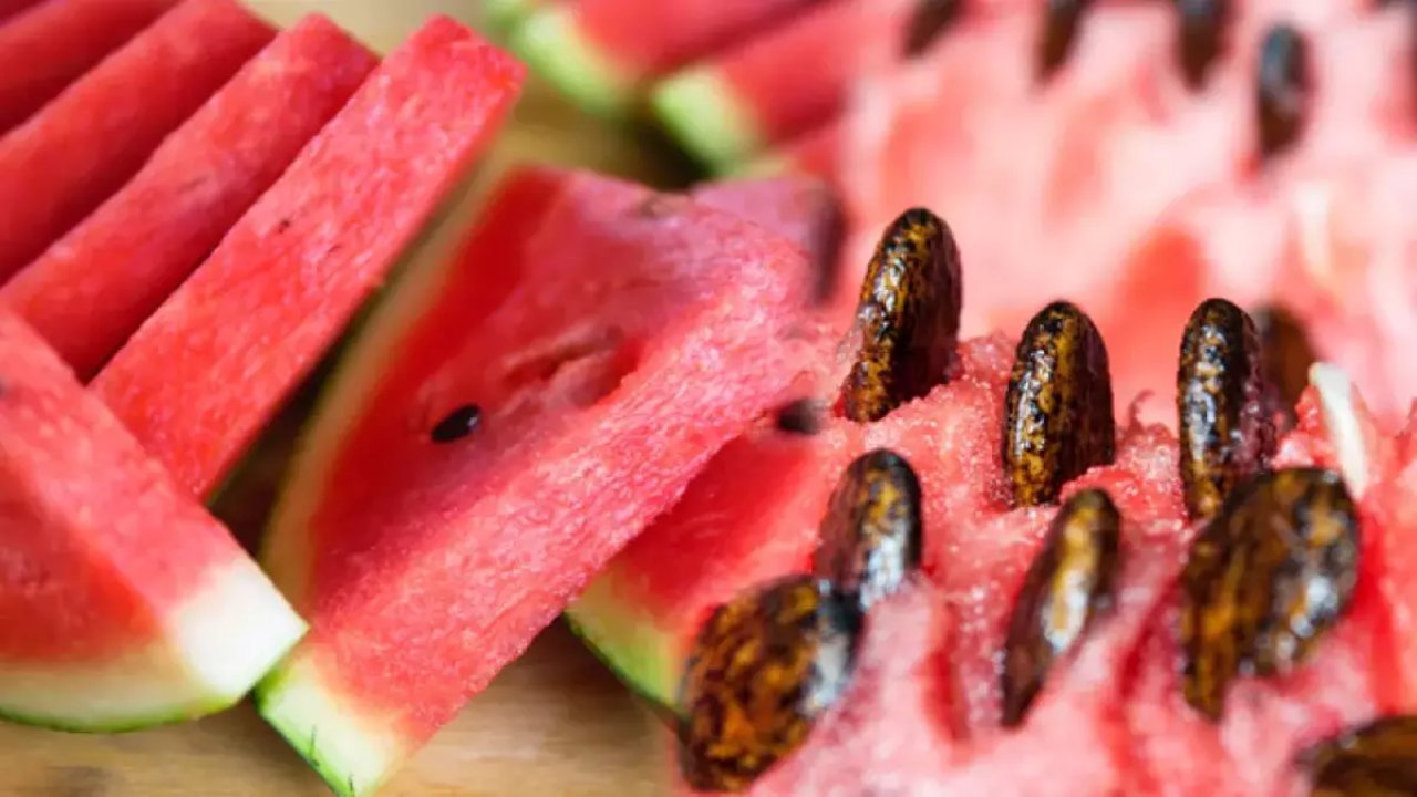 Karpuzun sırrı: Çekirdeğini yutarsan ne olur? Zararlı mı, yoksa şifa mı?