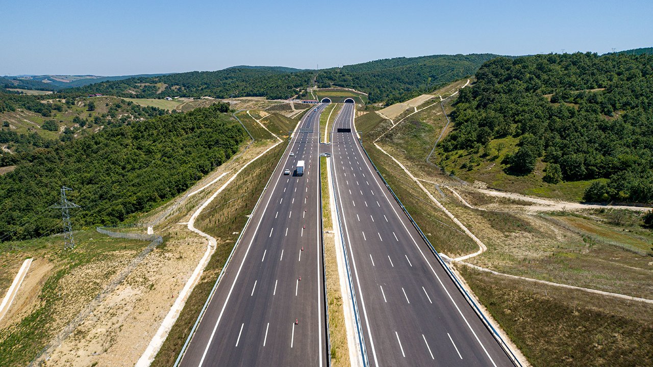 Türkiye’nin dört bir yanında yol çalışmaları sürüyor!