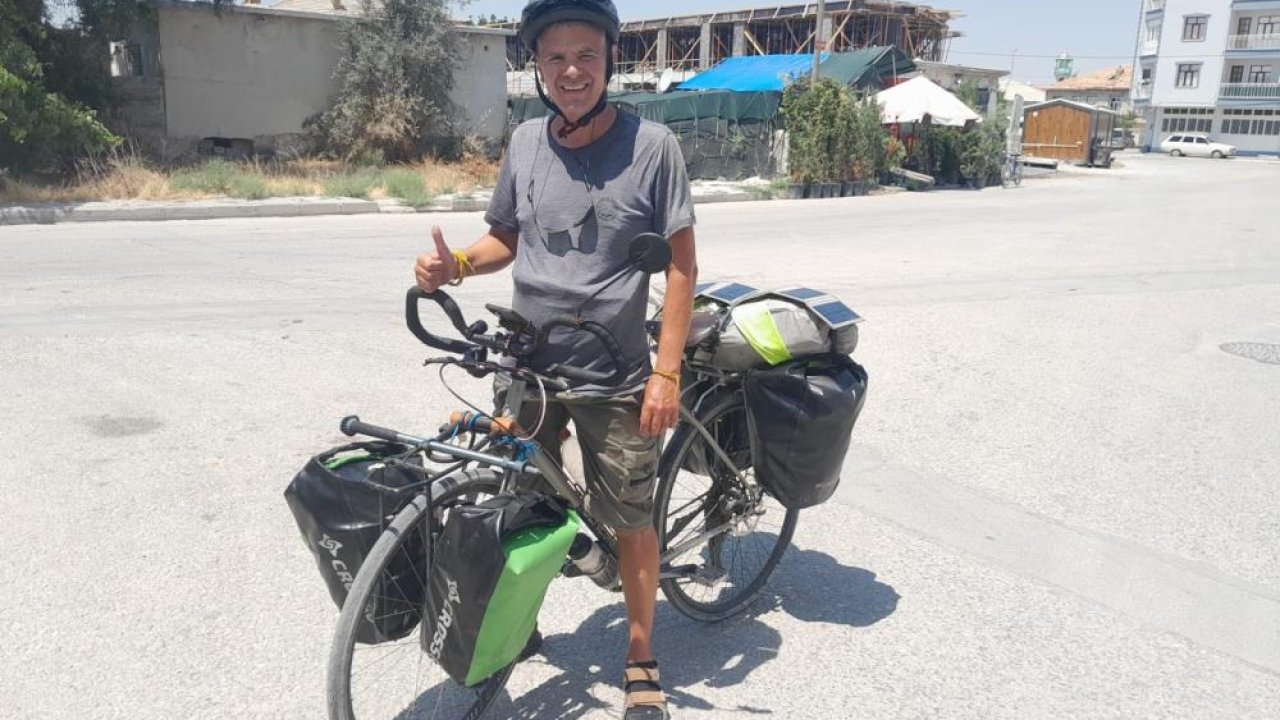 Fransız bisikletçi 2 aydır yollarda! 3 bin 500 kilometre pedal çevirdi Konya'ya ulaştı