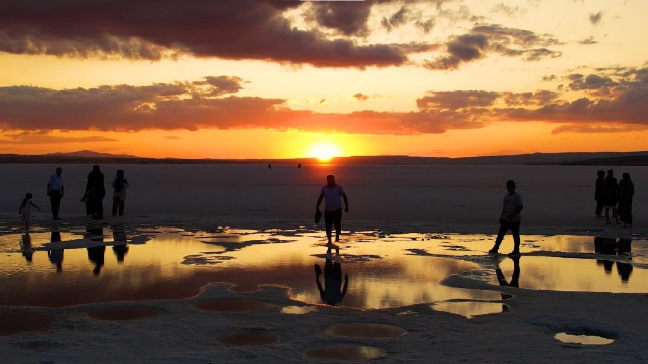 Tuz Gölü'nde gün batımı mest ediyor