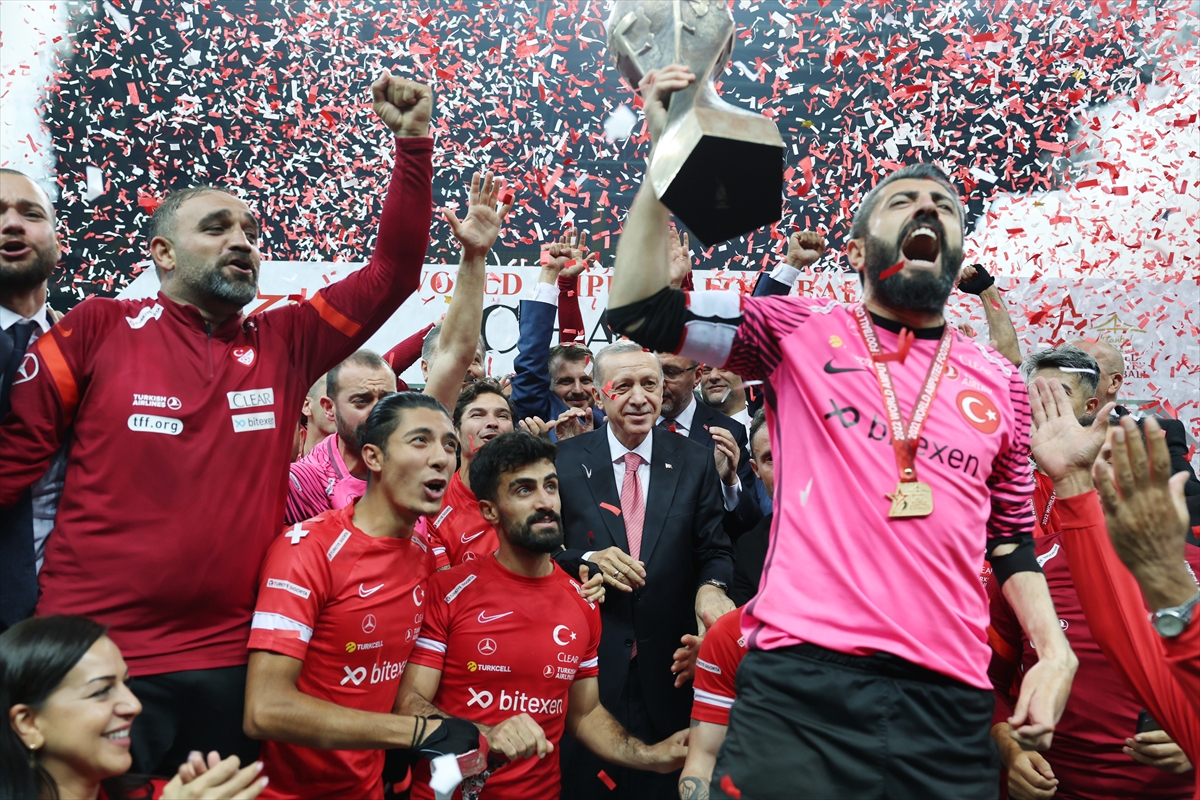 Ay Yıldızlı Ekibimiz Dünya Şampiyonu Oldu.Kupayı Cumhurbaşkanı Erdoğan Verdi