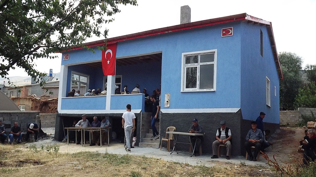 Konya'da hayırsever hafız Nazif Parla Mülayim’e imam evi yaptırdı!