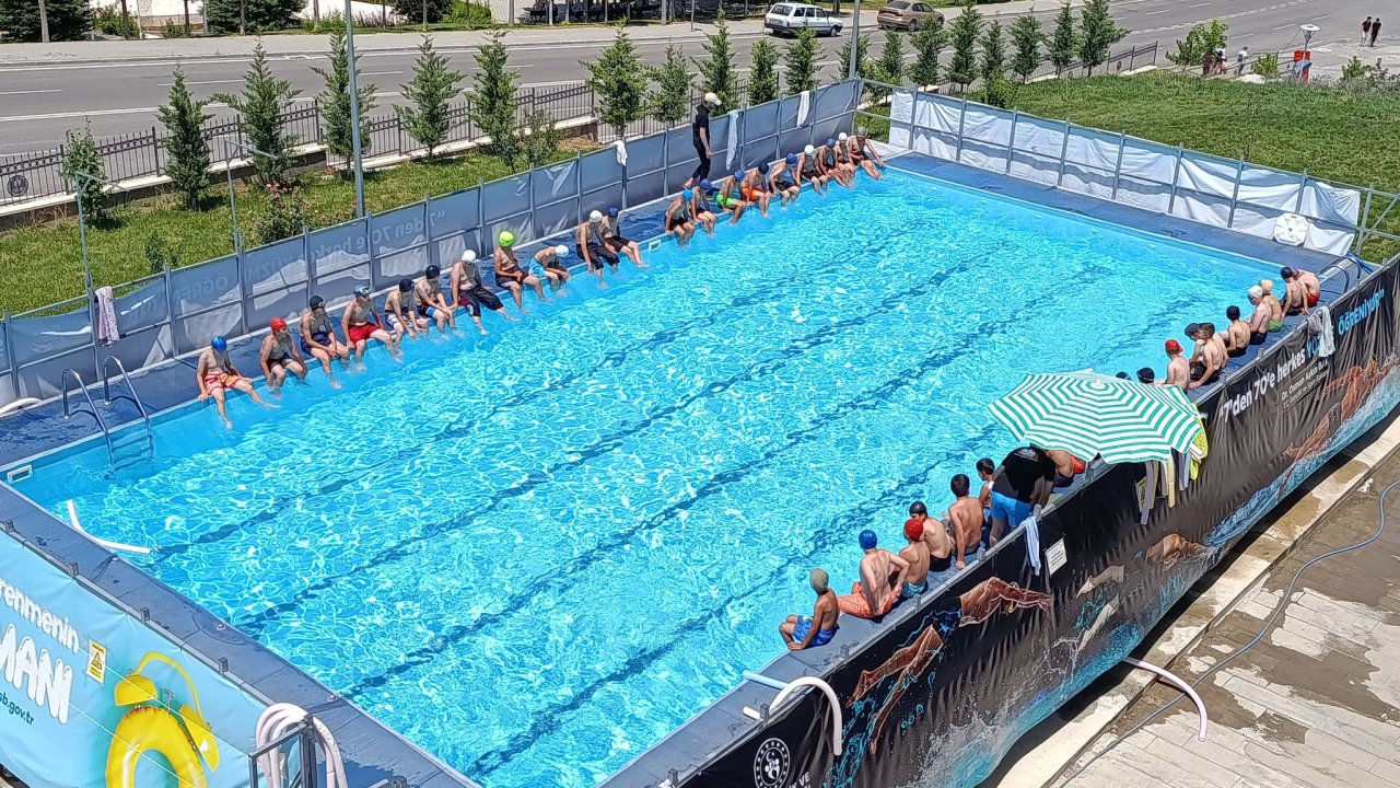 Konya'da yüzme bilmeyen kalmasın! Çocuklar geleceğe sağlıklı kulaçlar atıyor!