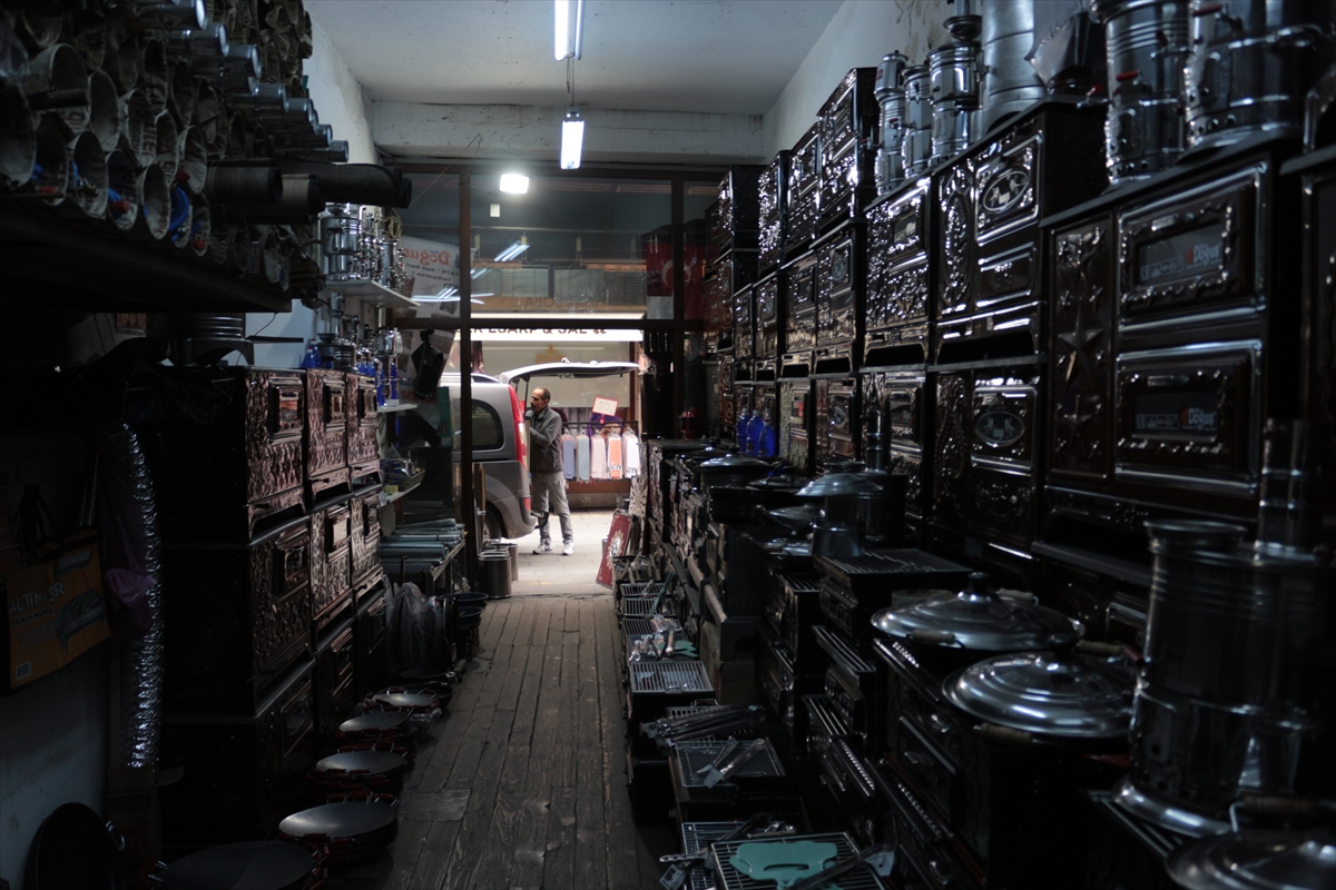 Konya'da havaların soğumasıyla Sobacılar Sokağı hareketlendi
