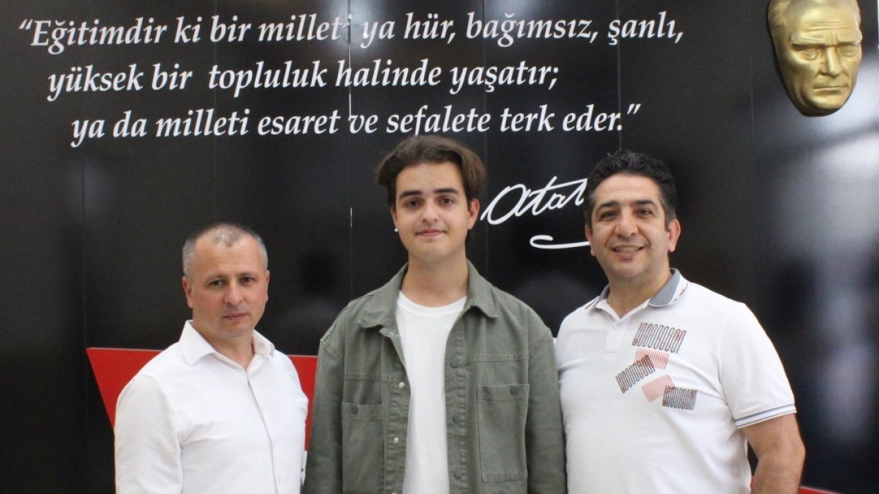 Rasyonel Öğrencisi Kerem Mert Bozyiğit YKS'de Türkiye Birincisi oldu! Duygularını paylaştı