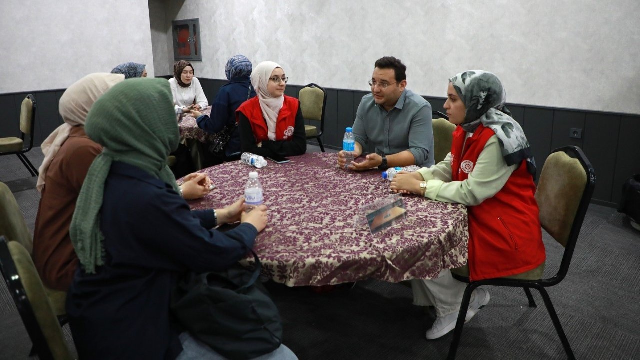 "Meslek Sırrı" programıyla buluştular! Karatay Gençlik Meclisi'nden üniversite adaylarına rehberlik desteği