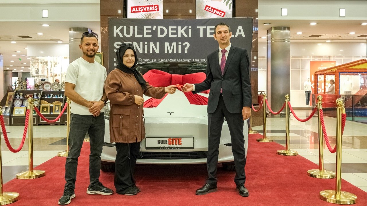 Kulesite AVM’de talihli arabasını aldı!