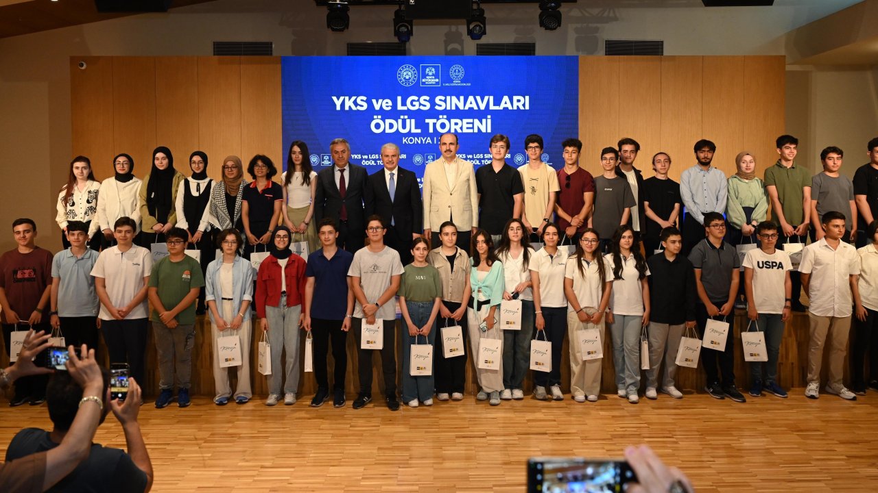 Başarıyı Konya adına ödüllendirdiler! YKS ve LGS'de Konya'yı gururlandıran gençler Vali Akın ve Başkan Altay ile buluştu