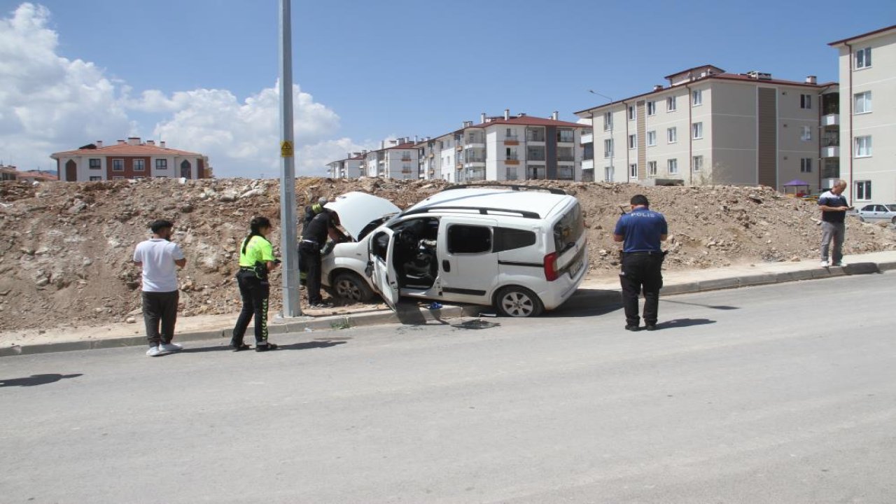 Hafif ticari aracın toprak yığınına çarptığı kazada 2 kişi yaralandı