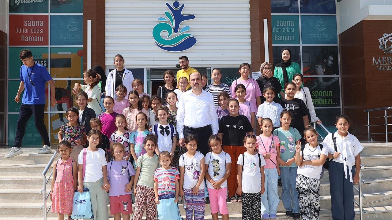 Başkan Altay "Yüzme Bilmeyen Kalmasın" projesinde yüzme eğitimi alan öğrencilerle buluştu