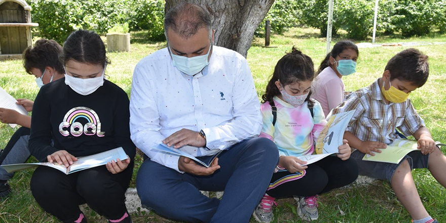Yunak'ta açık havada kitap okumu etkinliği düzenlendi