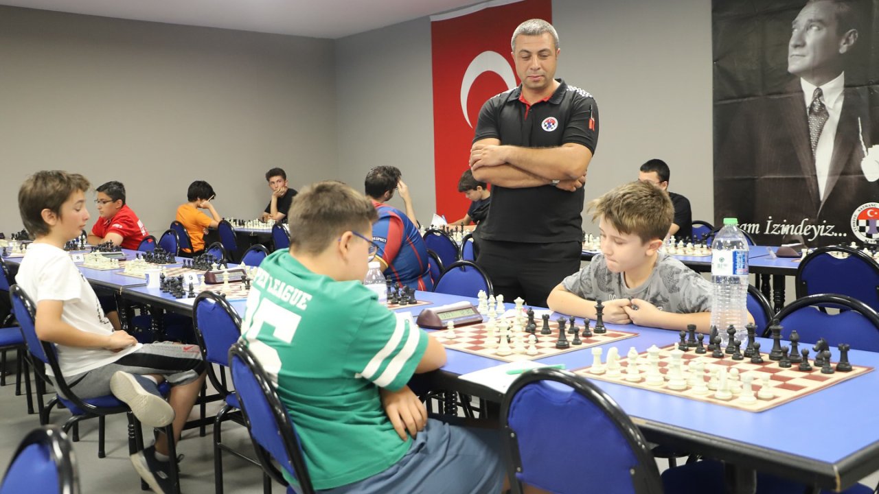 Konya'da gençler satranç turnuvası başladı: Hamleler zeka ve stratejiyle yarışıyor
