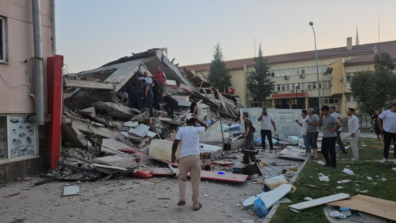 Balıkesir'de 6.1'lik deprem: Bir bina çöktü