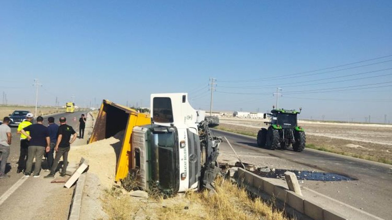 Konya'da kum yüklü kamyon refüje devrildi. 1 kişi yaralandı