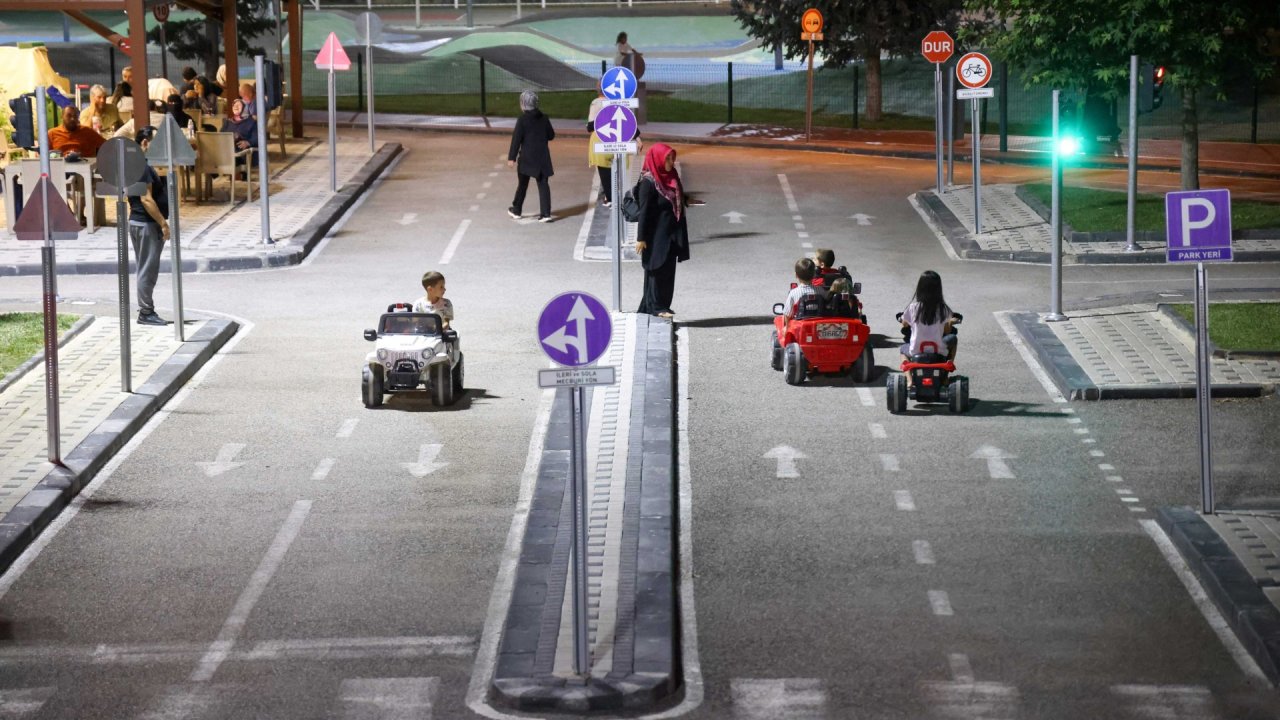 Çocuklar hem eğleniyor hem de trafik kurallarını öğreniyor