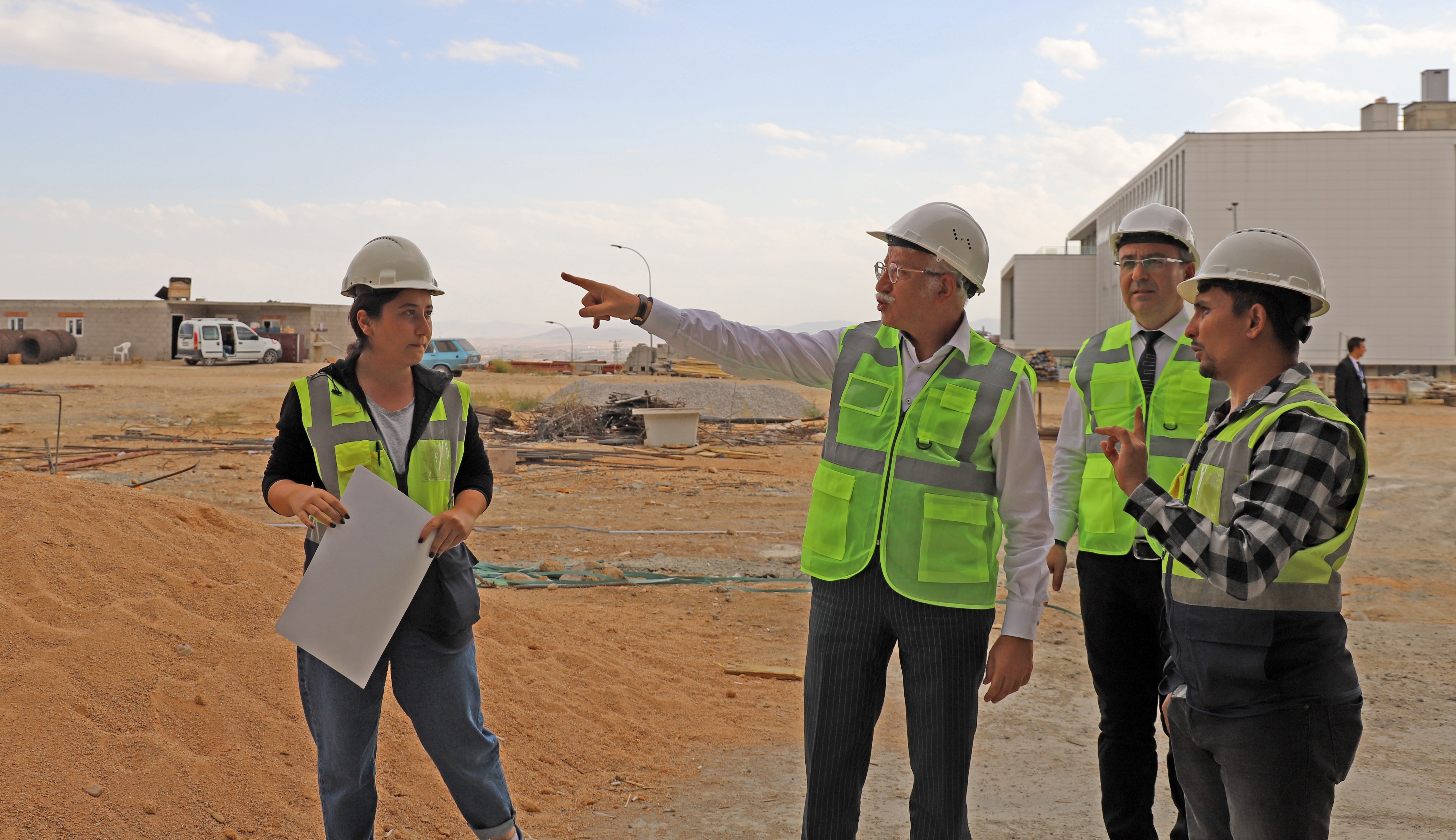 NEÜ Rektörü Cem Zorlu, Yapımı Devam Eden Kütüphane İnşaatında İncelemelerde Bulundu