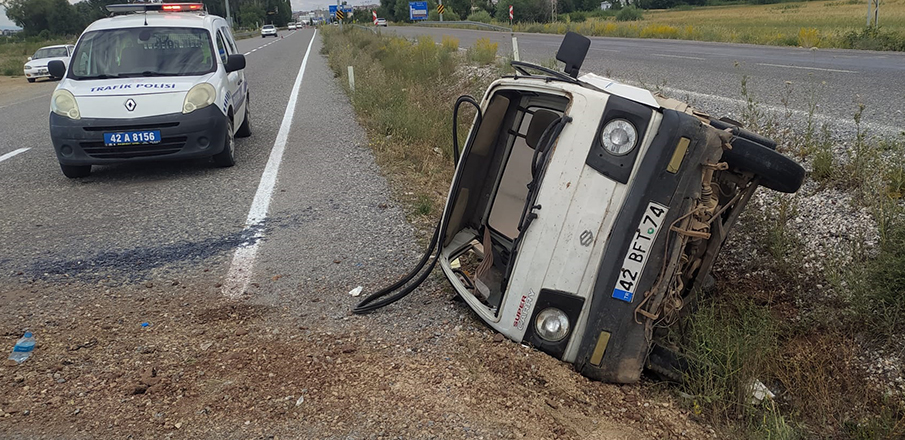 Beyşehir'de devrilen kamyonetin sürücüsü yaralandı