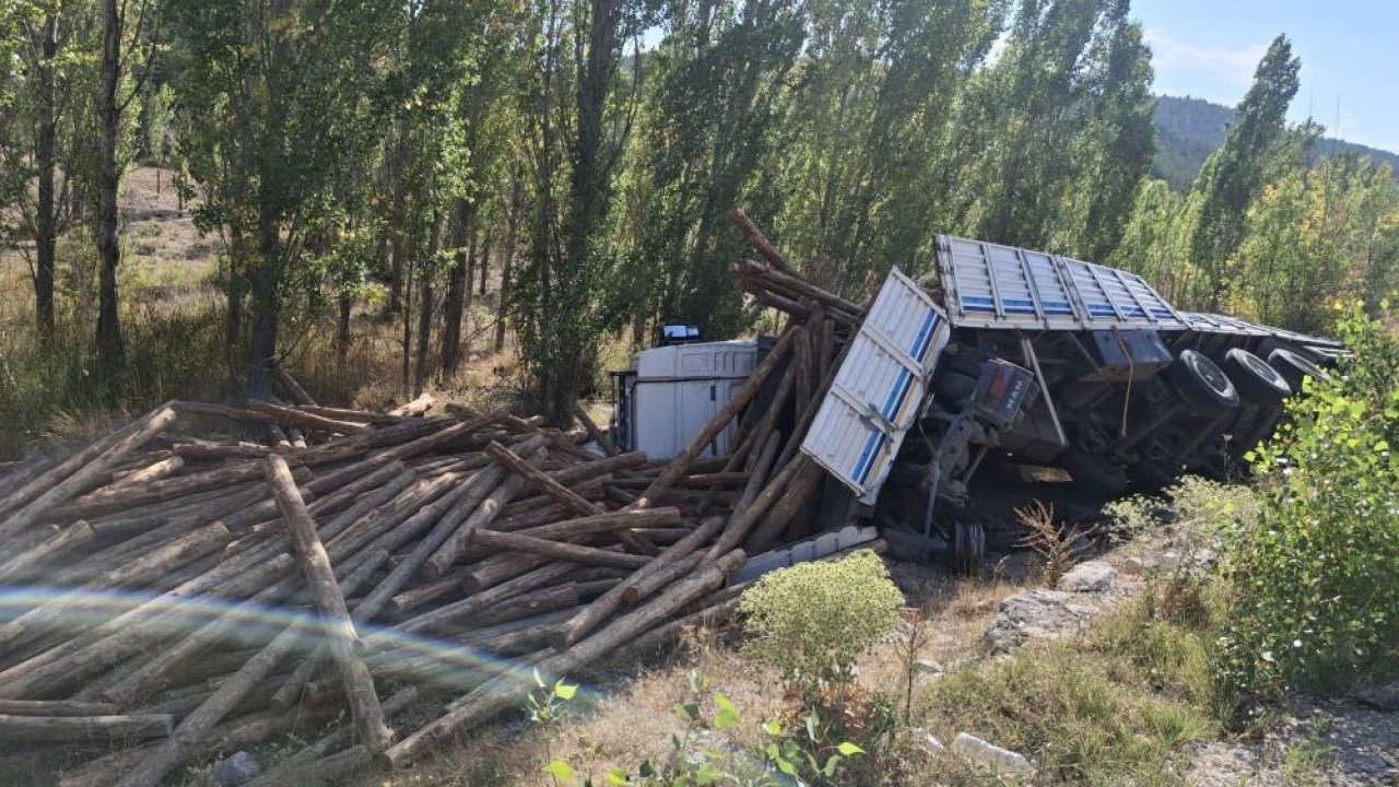 Konya’da mermer blok ve tomruk taşıyan iki tır devrildi! 2 kişi yaralandı