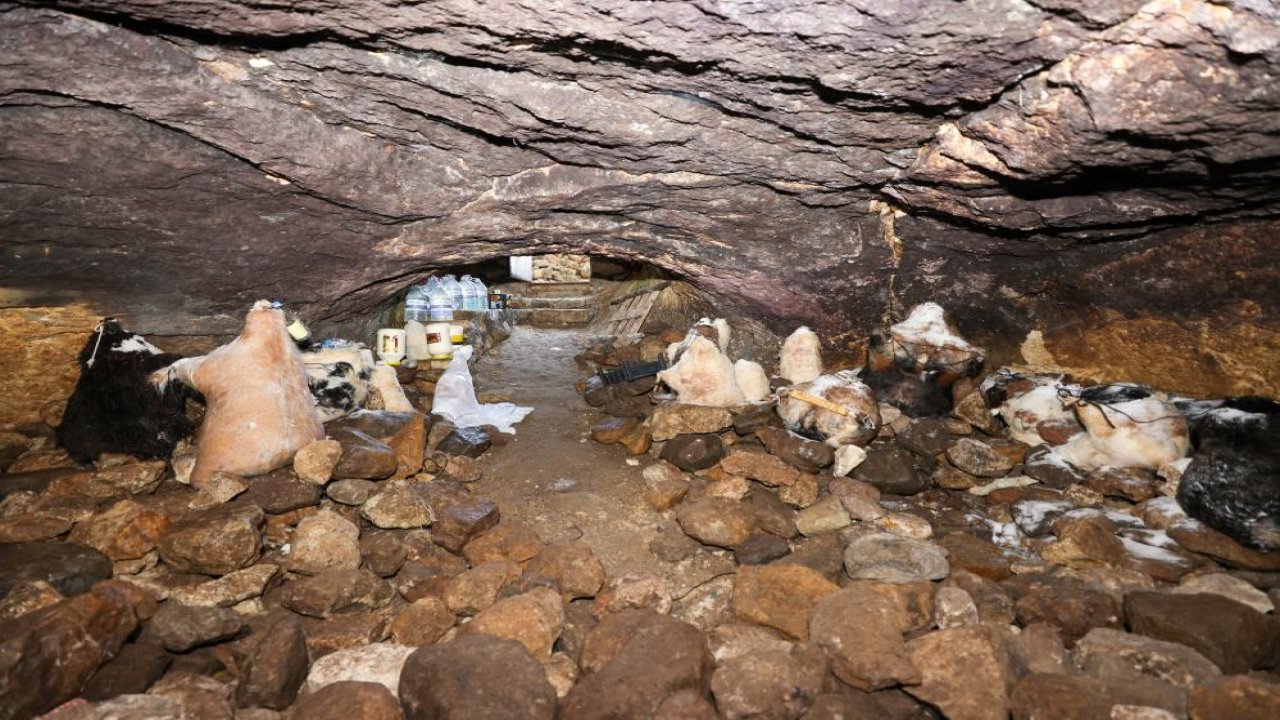 Konya'da kadim kültür yaşatılıyor! Tulum peynirinin mağaradaki lezzet serüveni sürüyor. Ekim ayında şölenle çıkarılacak