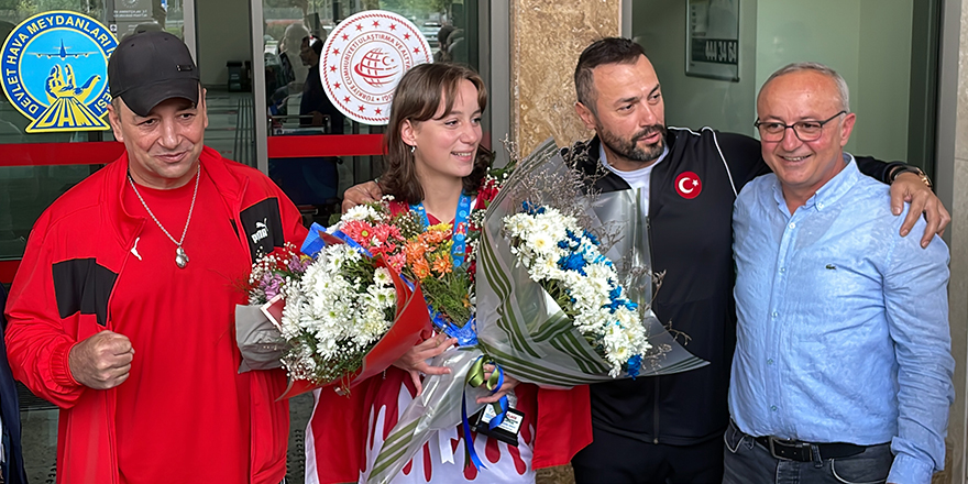 Dünya şampiyonu kick boksçu Cemren Temizel, Rize'de coşkuyla karşılandı