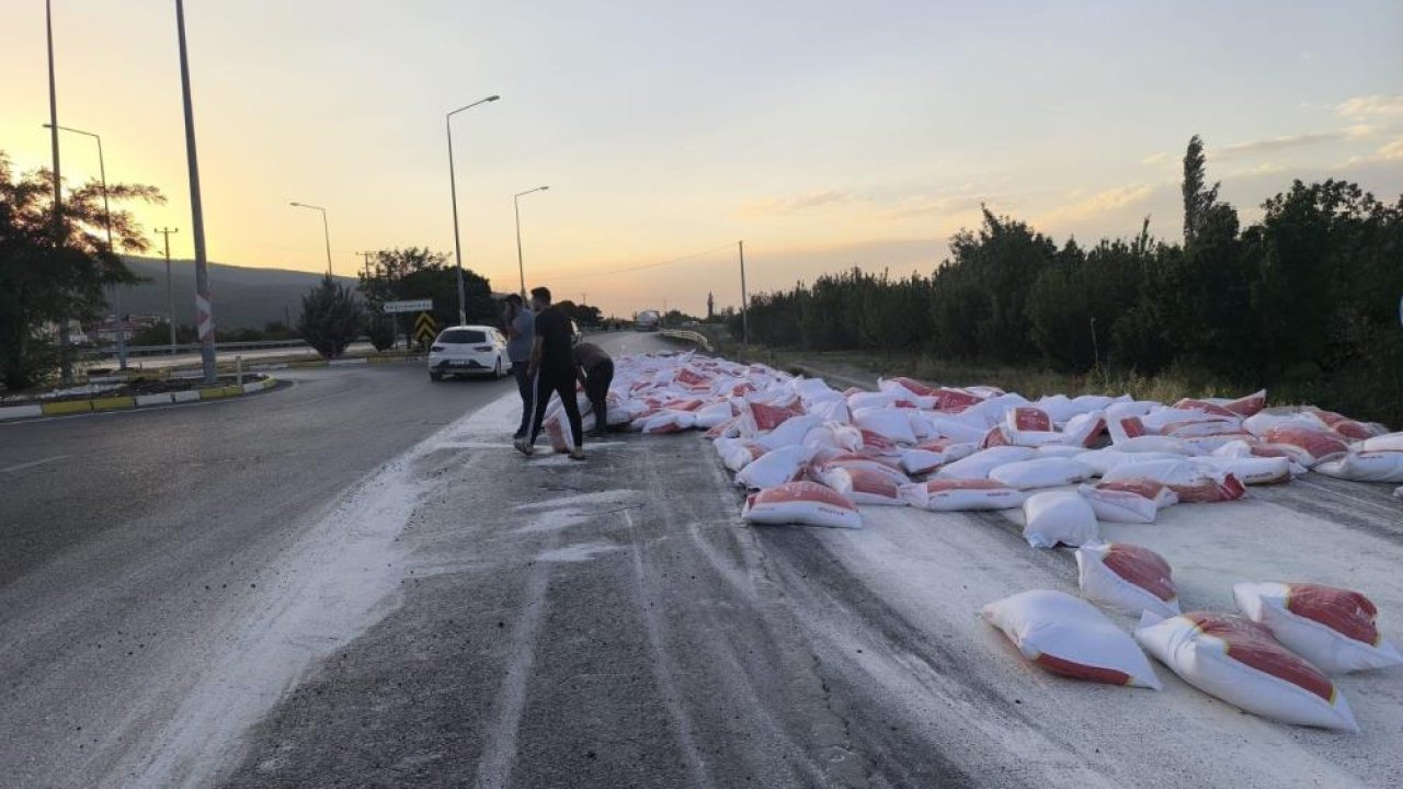 Konya'da tırın lastiği patladı un çuvalları yola savruldu