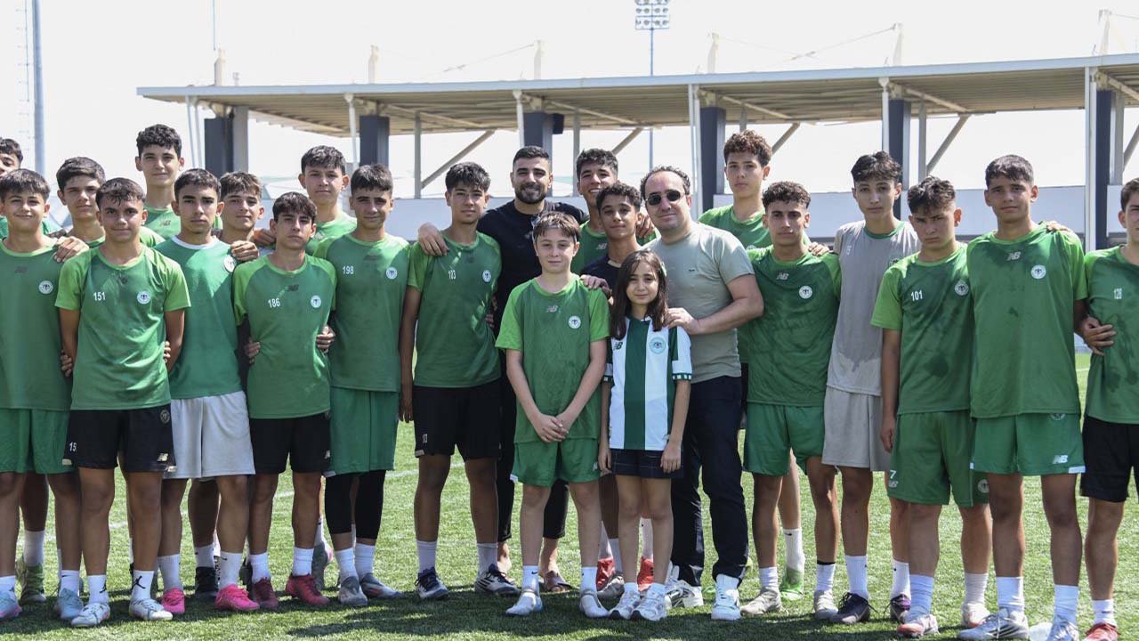 Konyasporlu Adil izin gününde Konyaspor'un gençleriyle buluştu