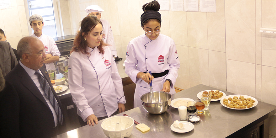 Öğretmen ve öğrenciler gıda israfına dikkati çekmek için yemek yaptı