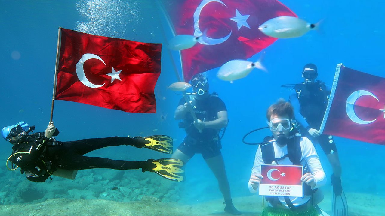 Deniz dibinde 30 Ağustos Zafer Bayramı'nı kutladılar