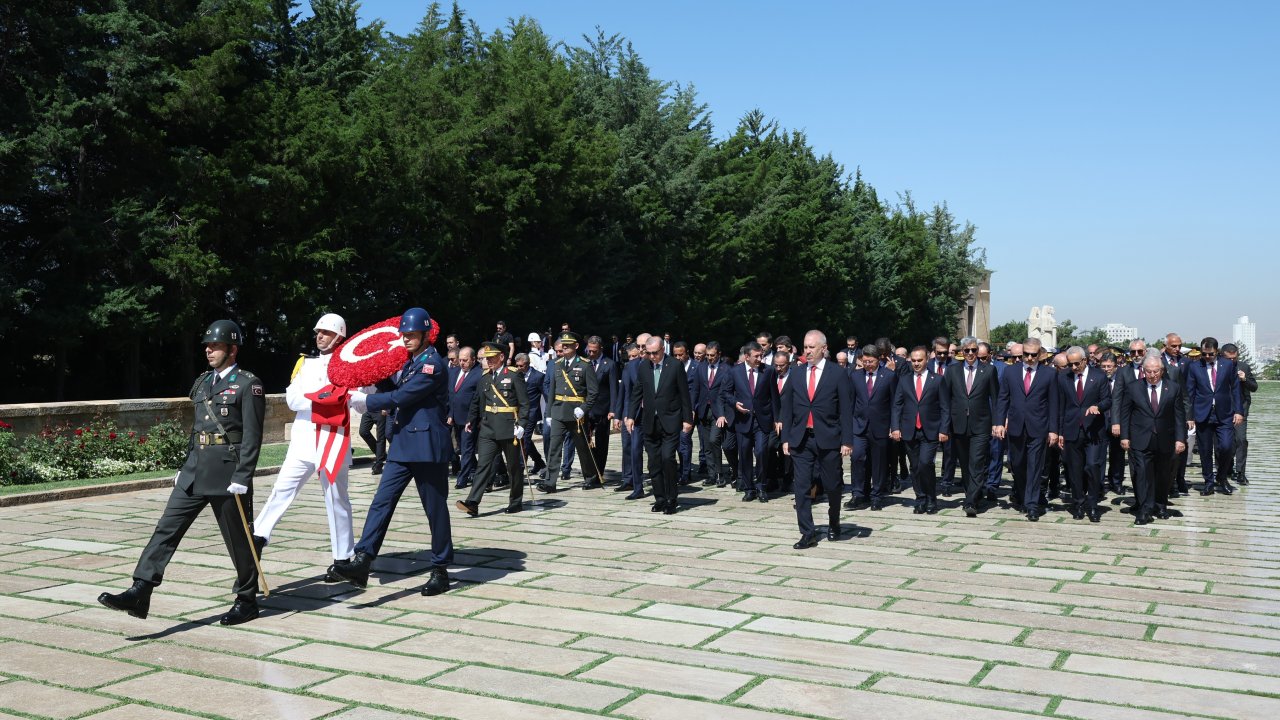 Cumhurbaşkanı Erdoğan başkanlığındaki devlet erkanı, Anıtkabir'i ziyaret etti