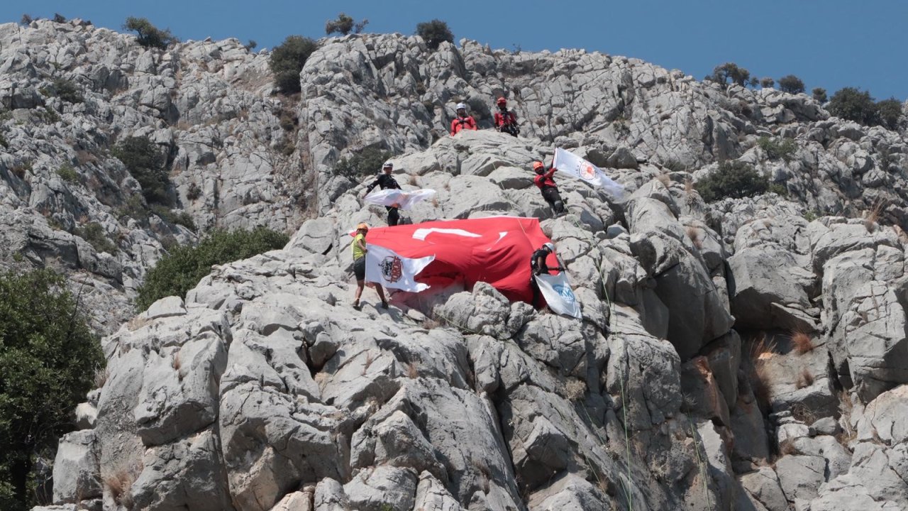 Antalya'da dağcılar 30 Ağustos Zafer Bayramı’na özel Türk bayrağı açtı