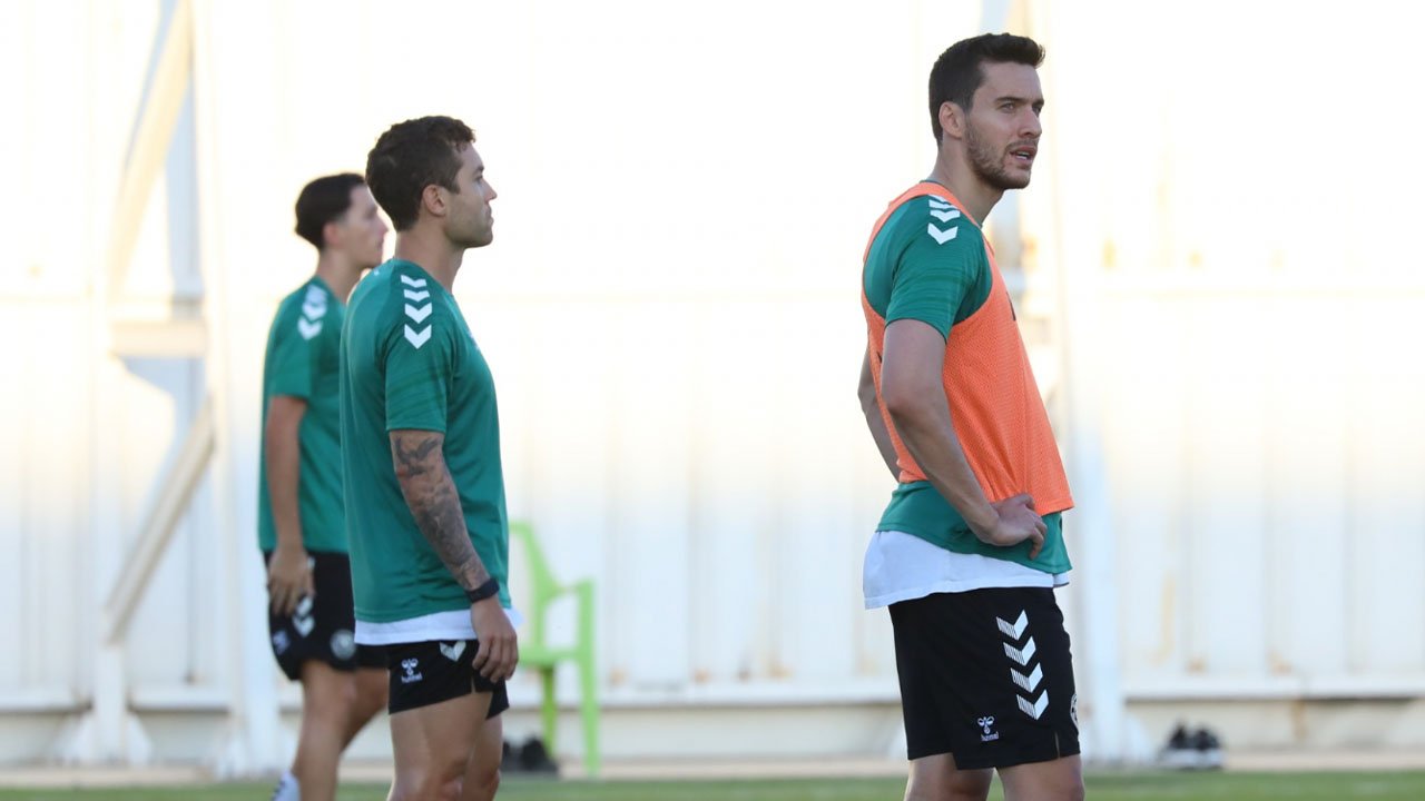 Deplasmandan 1 puanla dönen Konyaspor topbaşı yapıyor