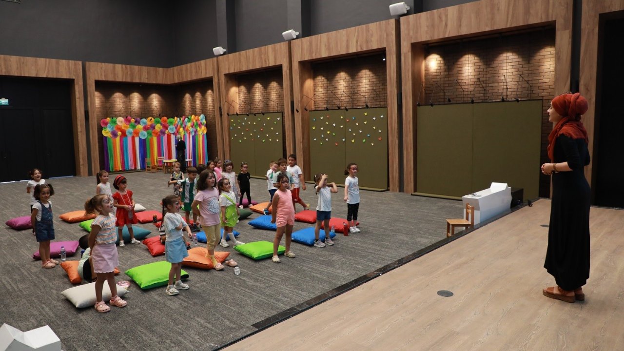 Hoş Kubbe'de çocuklar eğlenirken aileler öğreniyor