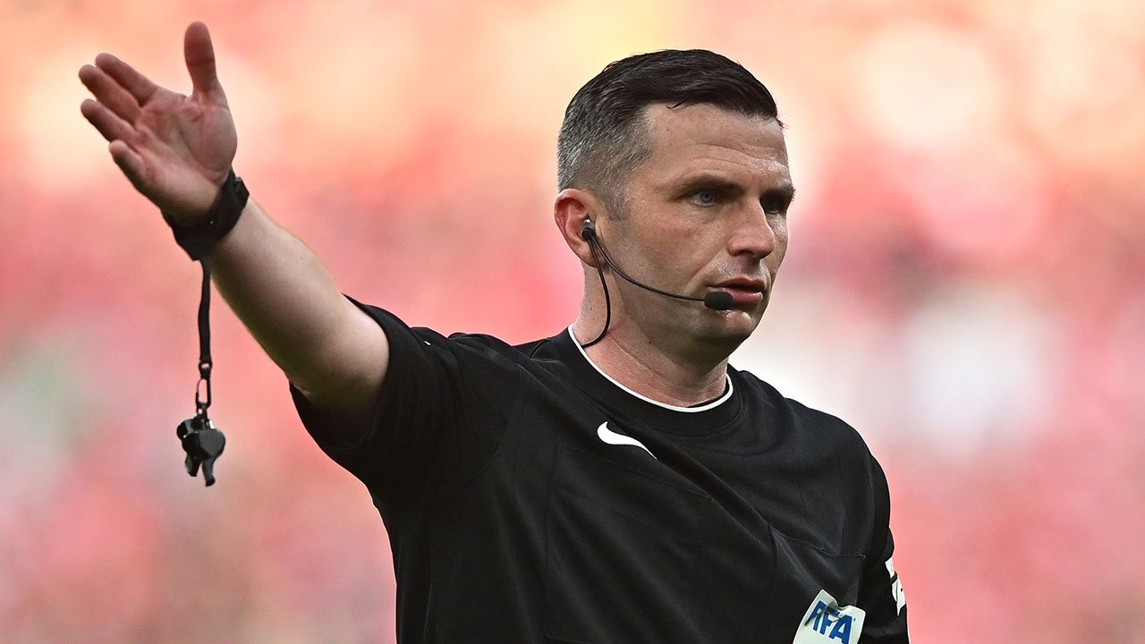 Konya'da oynanacak Türkiye - İspanya maçının hakemi Michael Oliver oldu