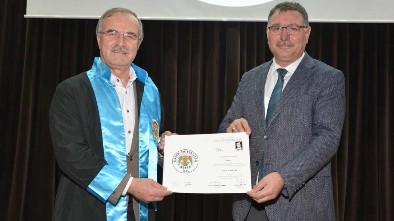 Selçuk'ta mezuniyet heyecanı! OSBÜK Başkanı Kütükcü'de 37 yıl sonra diplomasına kavuştu