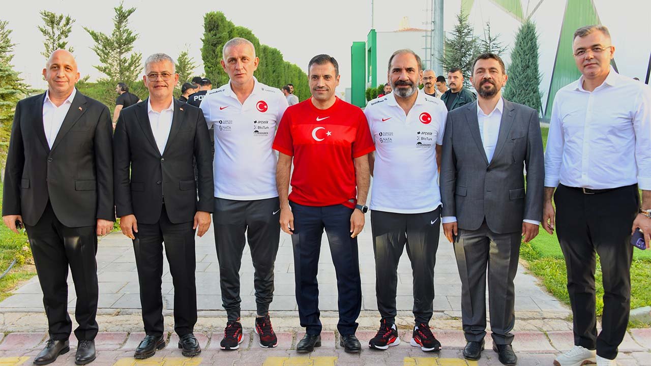 Konya Protokolü'nden Milli Takıma destek ziyareti