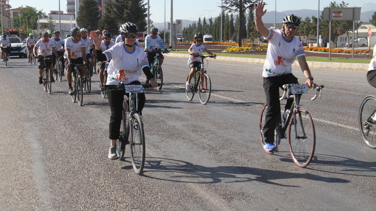 Bisiklet tutkunları Beyşehir'de buluşuyor
