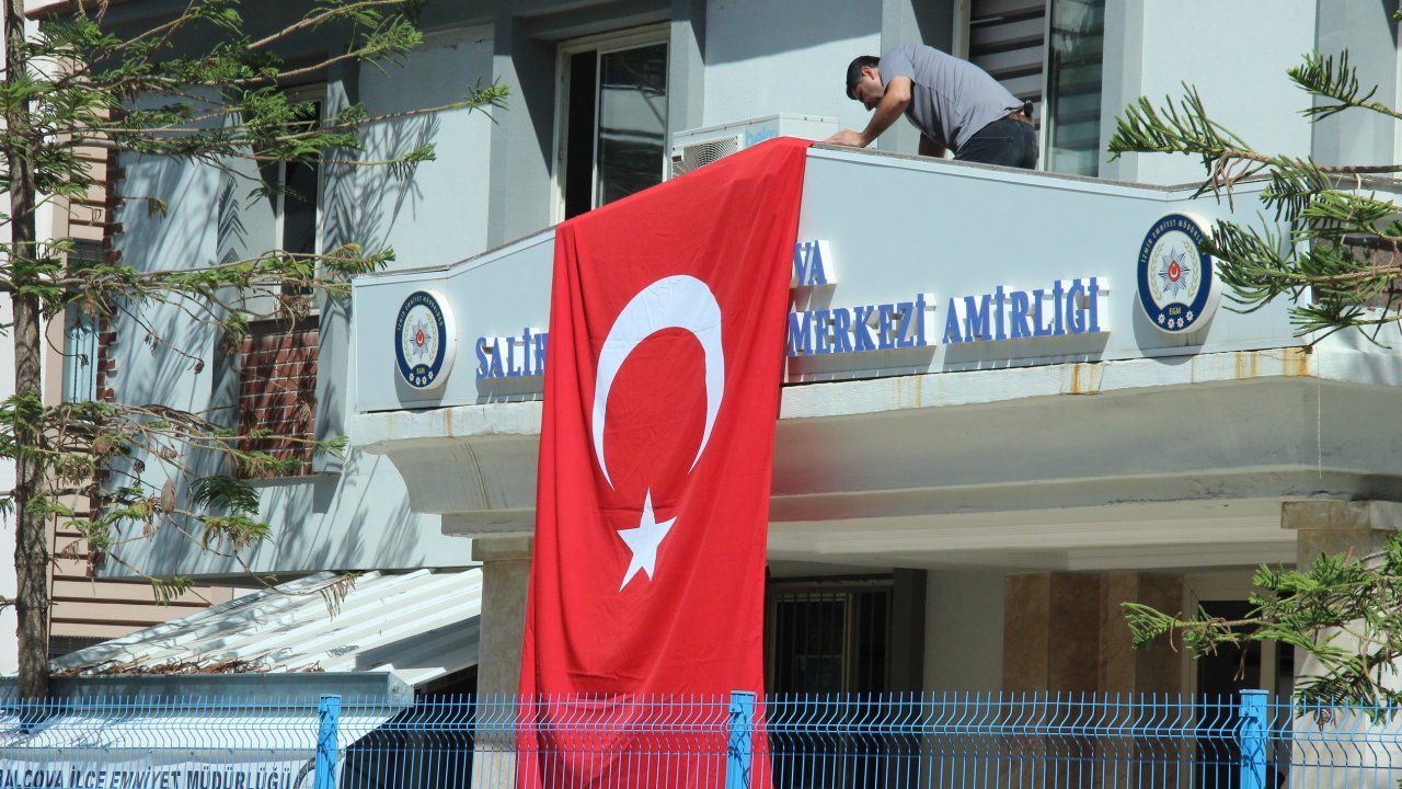 Polis memurlarına saldırının olduğu sokak Türk bayraklarıyla donatıldı