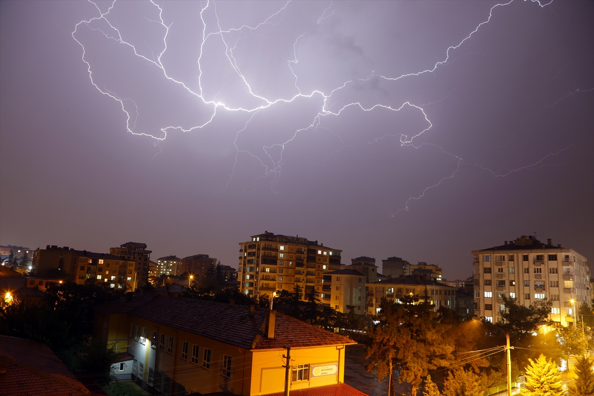 Konya Ereğli’de Yağmurla Birlikte Çakan Şimşekler Gökyüzünü Aydınlattı