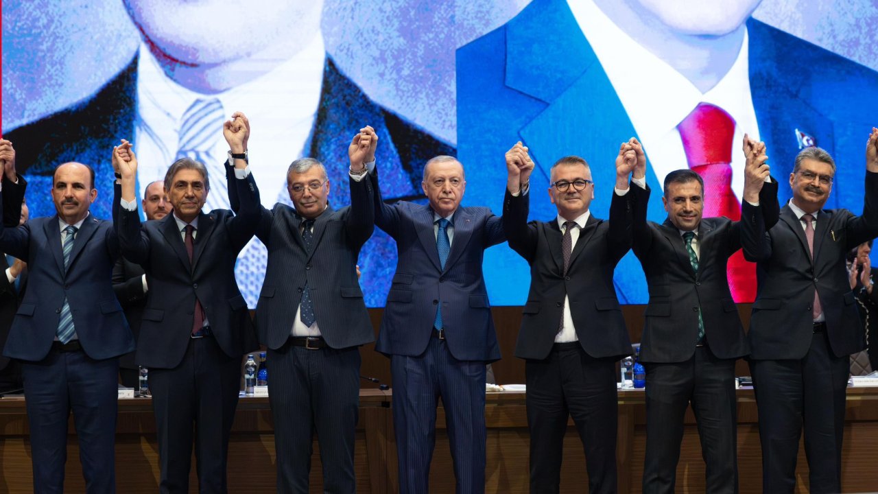 Rozetlerini Cumhurbaşkanı Erdoğan taktı! Konya'da iki Belediye Başkanı AK Parti'ye katıldı