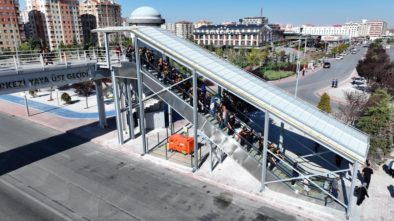 Konya Büyükşehir, ulaşım konforu ve hızını yükseltmek için bu yaya üst geçidine yürüyen merdiven kazandırdı