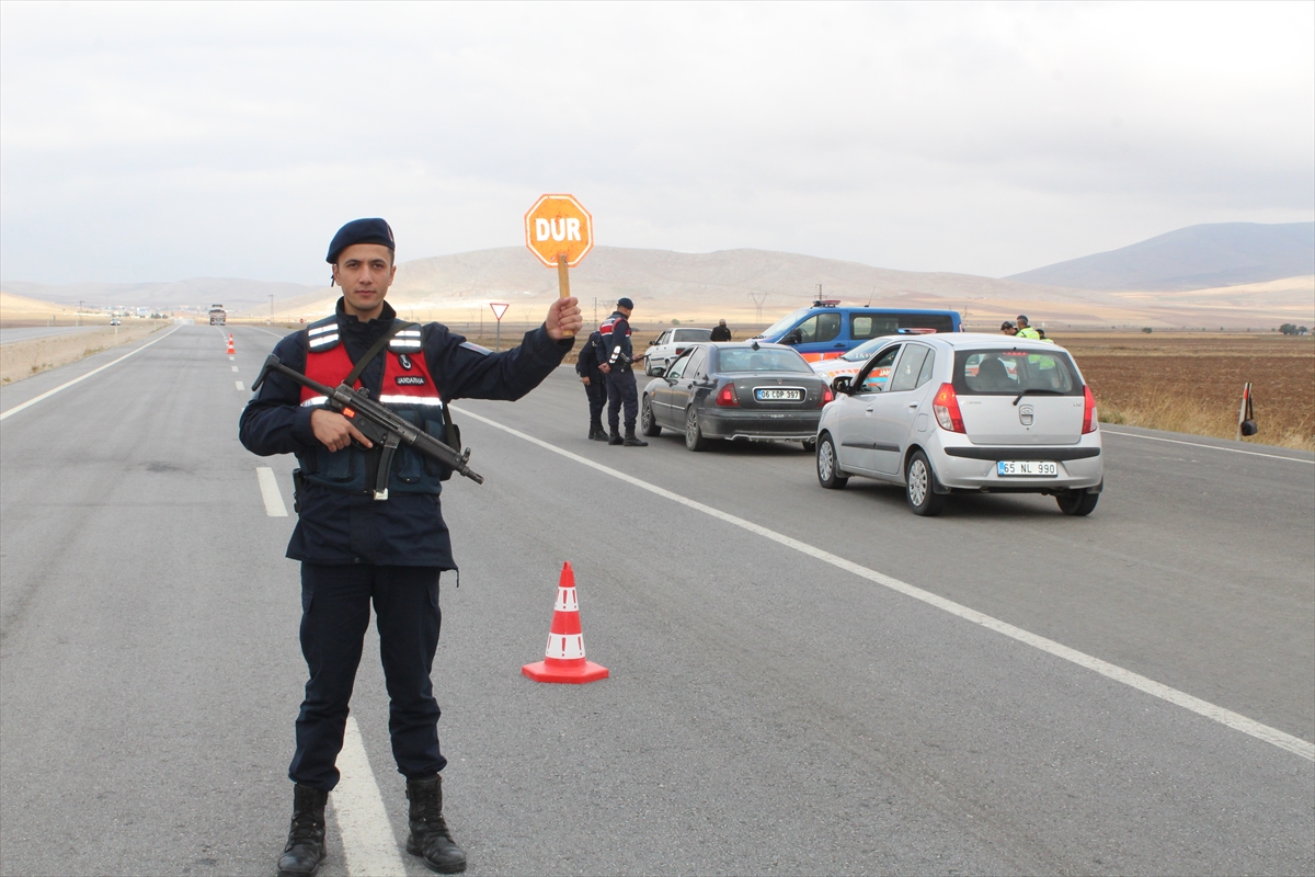 Yunak'ta helikopter destekli trafik denetimi yapıldı