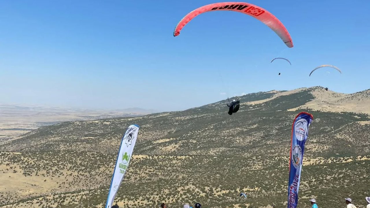 Karapınar’da gökyüzü şöleni: Yamaç Paraşütü Türkiye Şampiyonası başladı!